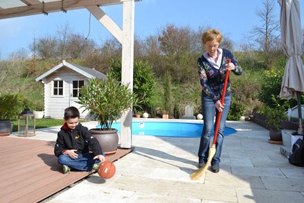 Mit wenigen Handgriffen kommt die Natursteinterrasse wieder in Sommer-Form!