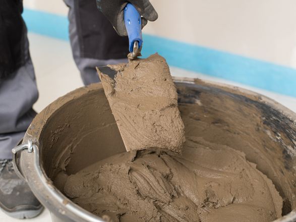 Eine Kelle mit Natursteinkleber