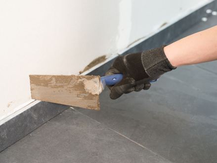 Fugenmörtel mit Kelle abwischen