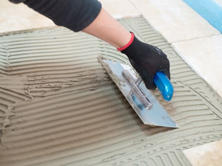 Dünnbett wird mit der Zahntraufel "aufgekämmt"