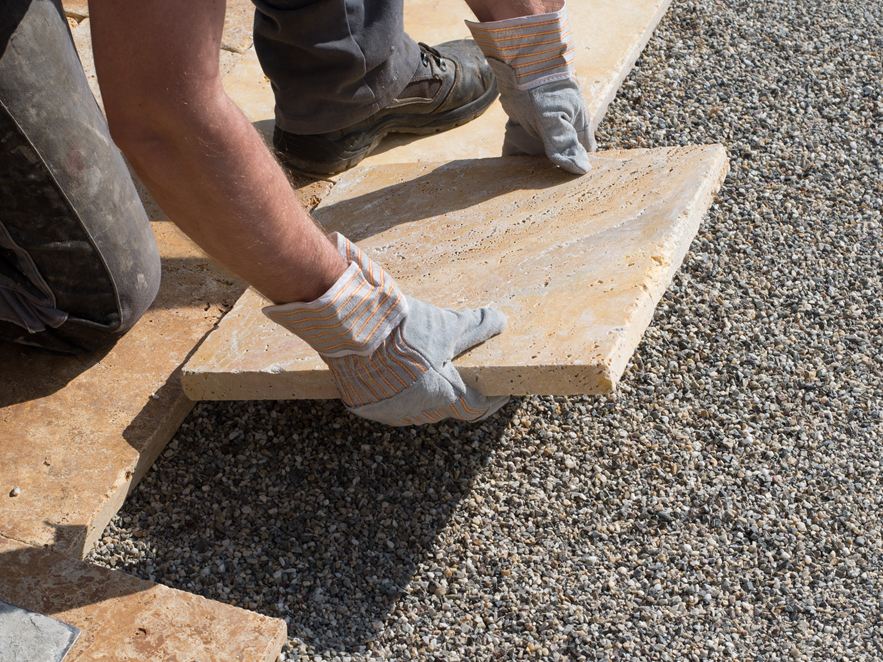 Verlegung von Terrassenplatten aus Naturstein im Splittbett