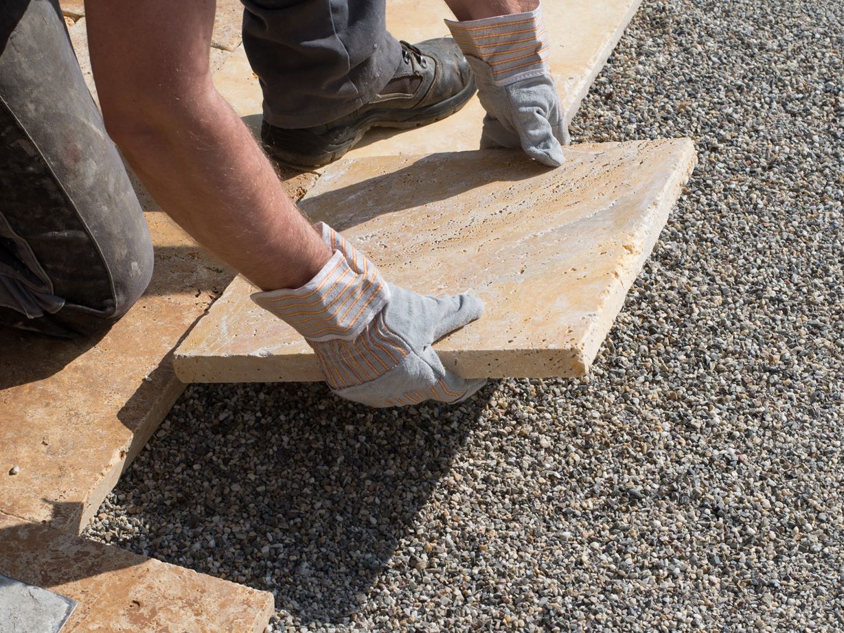 Verlegung von Terrassenplatten aus Naturstein im Splittbett