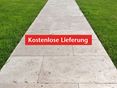 Gartenweg aus Natursteinplatten mit dem Teaser 'Kostenlose Lieferung' darauf, links und rechts Rasen
