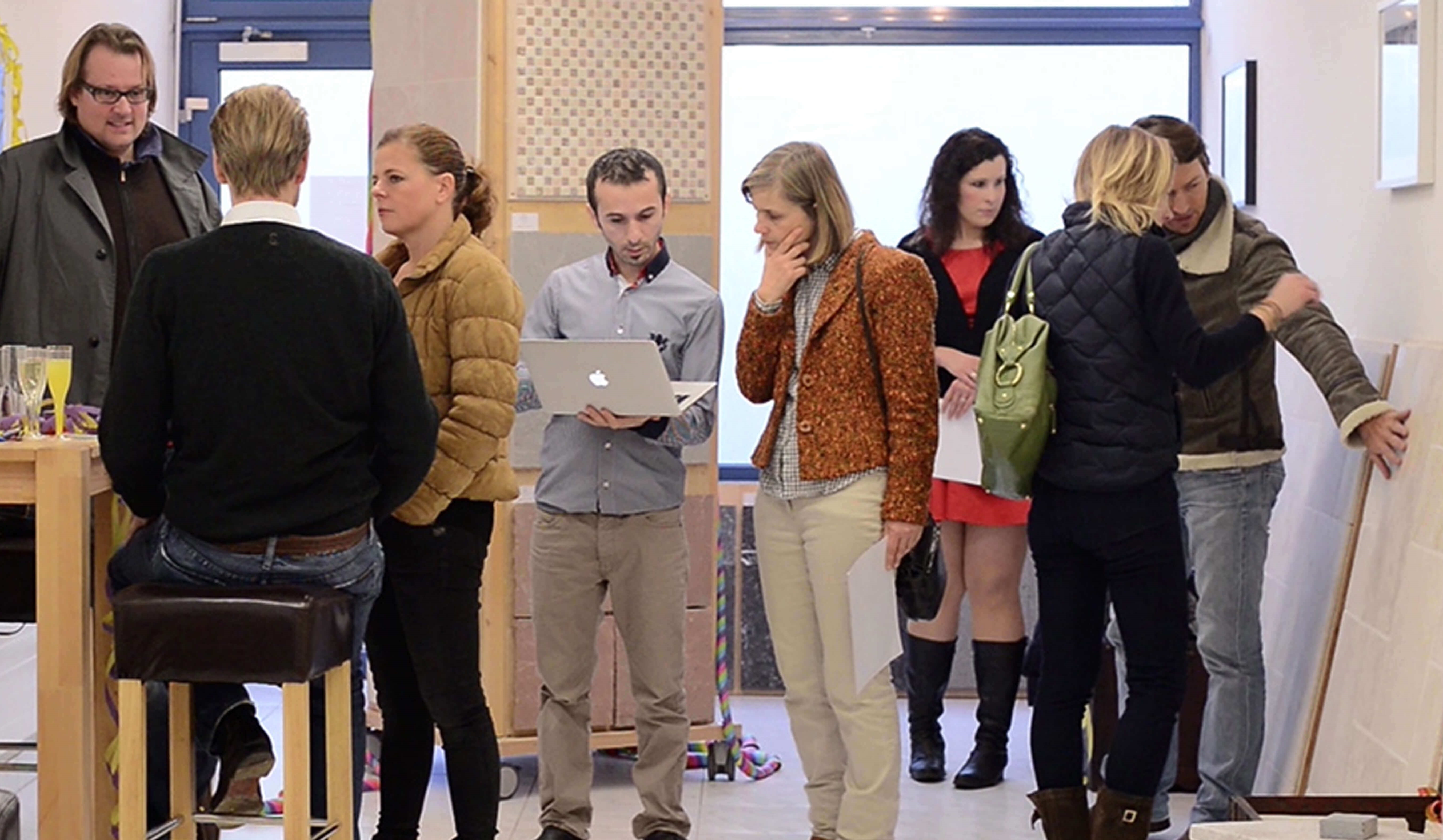 Clients lors de la cérémonie d'ouverture dans une salle d'exposition