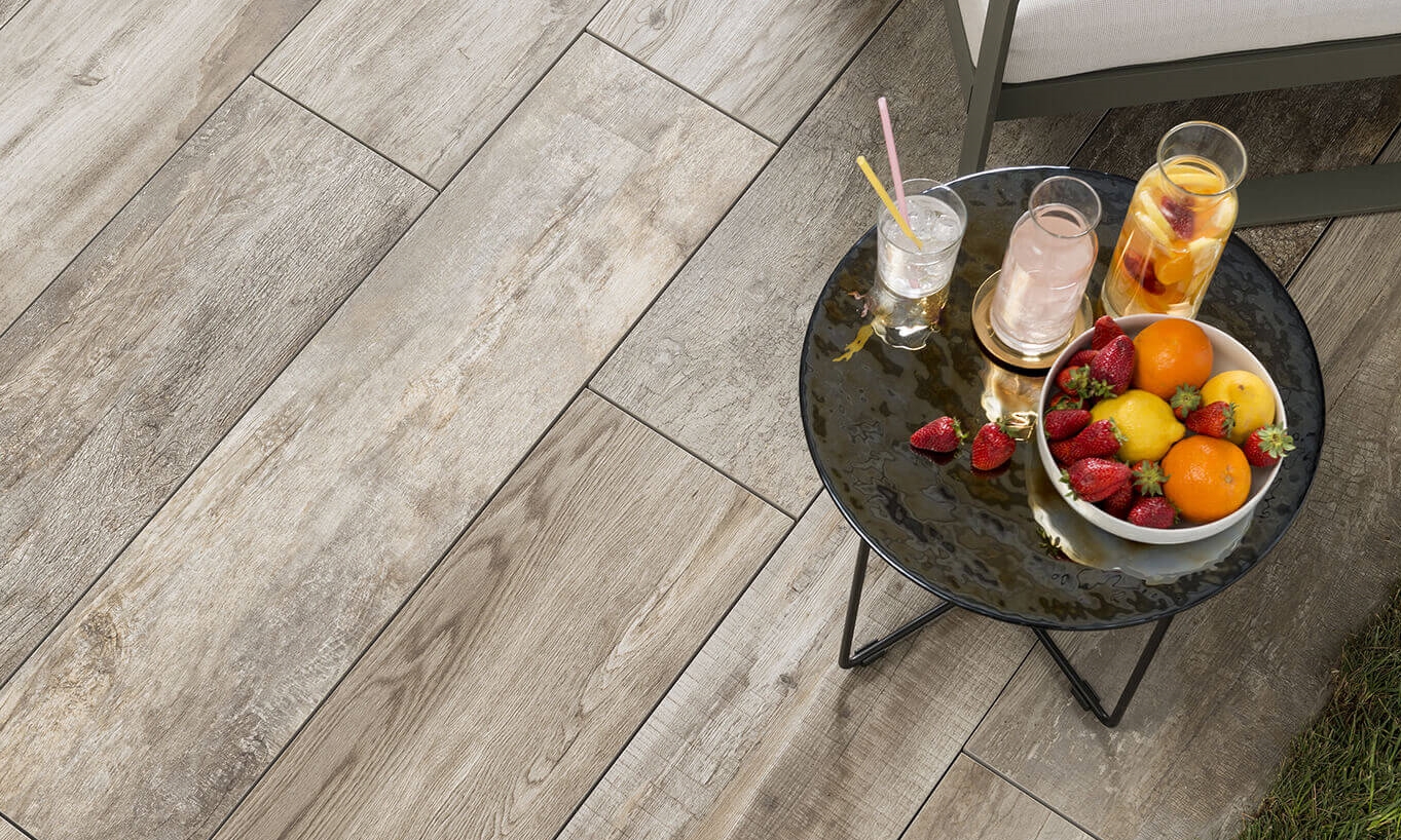 Table avec fruits sur dalles en effet bois Indie Smoke
