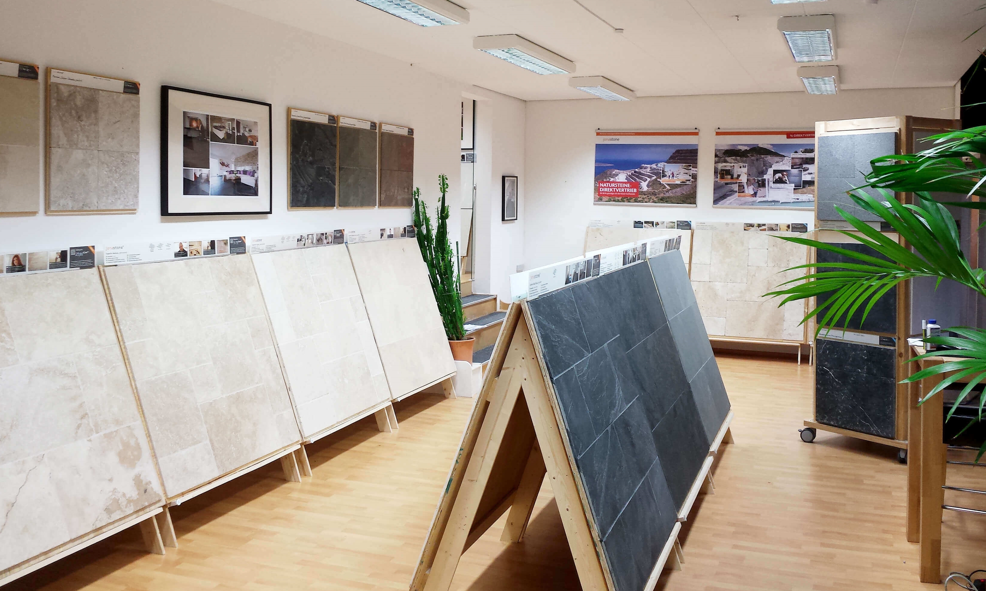 Salle d'exposition avec de grands panneaux d'échantillons