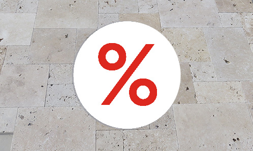 Dalles et gazon, avec un panneau de vente au-dessus