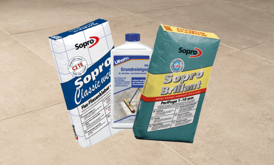 Plusieurs accessoires devant des carreaux de couleur claire