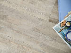Helle Holztöne mit rustikalen Elementen Helle Platten in Holzoptik mit Zeitschrift von oben fotografiert