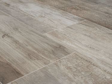 Nahaufnahme von Feinsteinzeugplatten in rustikaler Holzoptik