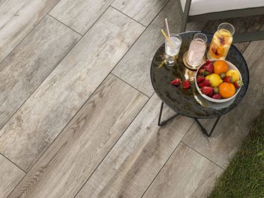 Tisch mit Früchten auf Holzoptikplatten Indie Smoke