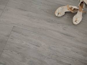 Auch Barfuß ein Erlebnis: authentische Haptik Sommerschuhe in Beige auf Platten Nordic Oak