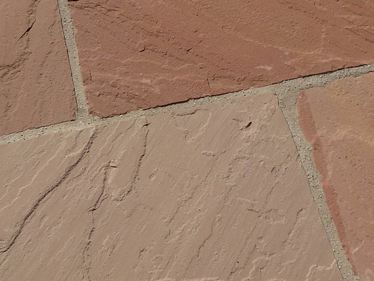 Detailaufnahme verlegter Sandsteinplatten Modak in Rot und Beige