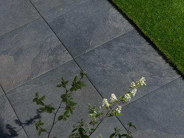 Platten Schieferoptik Alpine Black Jonastone