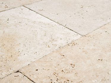 Nahaufnahme Travertin Terrassenplatte Medium Select in zartem Beige