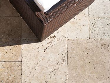 Gartenmöbel auf Travertin Medium Platten