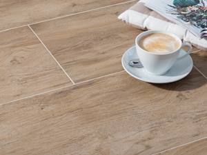 Gemütlich und natürlich: Die Feinsteinzeug-Fliesen Woodline Beige vereinen alle Vorzüge von Feinsteinzeug mit dem authentischen Look von Holz. Feinsteinzeug-Fliesen Woodline Beige mit authentischer Holzstruktur