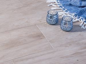 Feinsteinzeug-Fliesen im angesagten Scandi-Look mit schöner hellgrauer Holzstruktur. Skandivanisches Flair mit den Holzoptik-Fliesen Woodline Grey