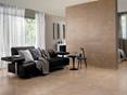 Aus der Vogelperspektive wirken die unterschiedlichen Steinoptiken des Italian Beige noch lebendiger (Teppich: BoConcept Mannheim) Wohnbereich mit Feinsteinzeugfliesen Italian Beige an der Wand und auf dem Boden