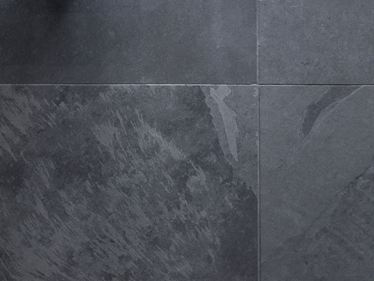 Nahaufnahme von Schieferfliesen in dunklem Anthrazit