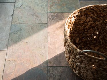 Schieferfliese Peacock Multicolor mit gespaltener Oberfläche und ein Korb