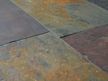 Nahaufnahme von Schieferfliesen Peacock schräg