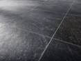 Wenn Licht auf die Fliesen fällt, zeigt sich ein dezenter Glitzereffekt Froschperspektive auf Fliesen in Schieferoptik Black Slate