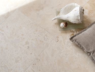 Travertin Classic Light mit Muschel-Deko