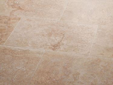 Verlegte Travertinfliesen Classic Light mit schmalen Fugen