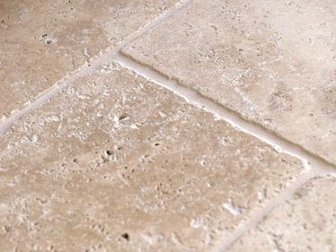 Detailaufnahme des Travertin Medium in Beige