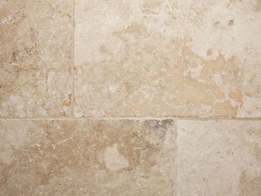 Frontalaufnahme von Travertin-Fliesen Rustic