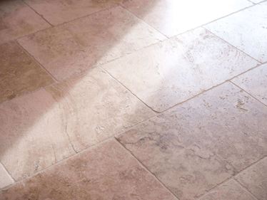 Travertin-Fliesen Rustic, seitliche Aufnahme mit Licht und Schatten